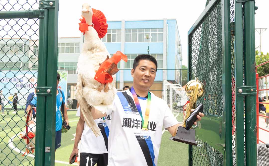 （组图）山东临沂：村级足球赛 鸡羊做奖品