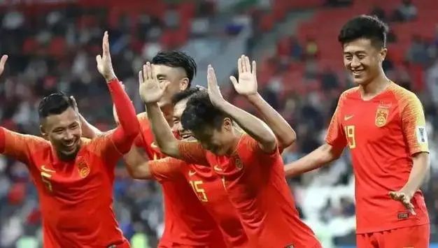 绝了！北京媒体再现争议报道：中国男足再遭质疑，球迷骂声一片