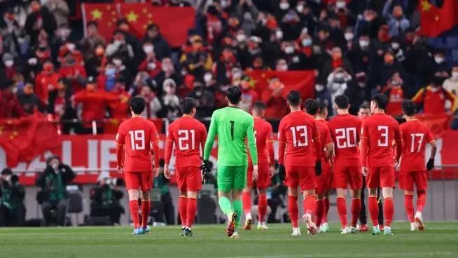 绝了！北京媒体再现争议报道：中国男足再遭质疑，球迷骂声一片