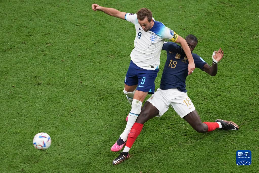 英格兰队球员贝林厄姆（下）与法国队球员格列兹曼（右）在比赛中拼抢